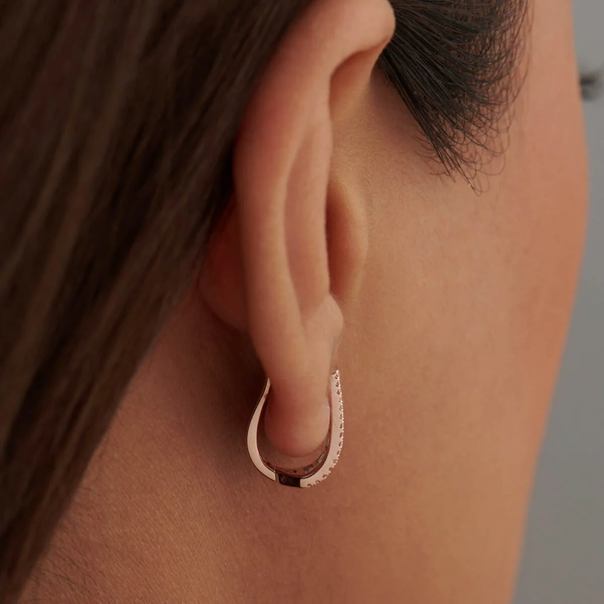 Baguette & Round Diamond Tapered Hoops Earrings - Image 4